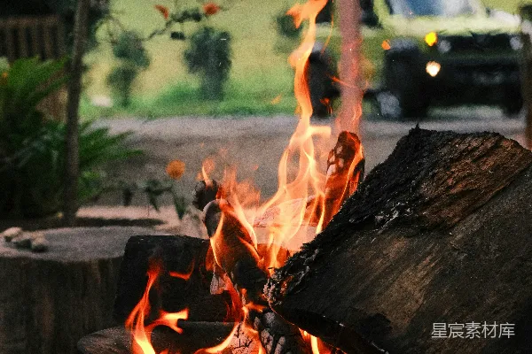 高清摄影 篝火旁的宁静时光