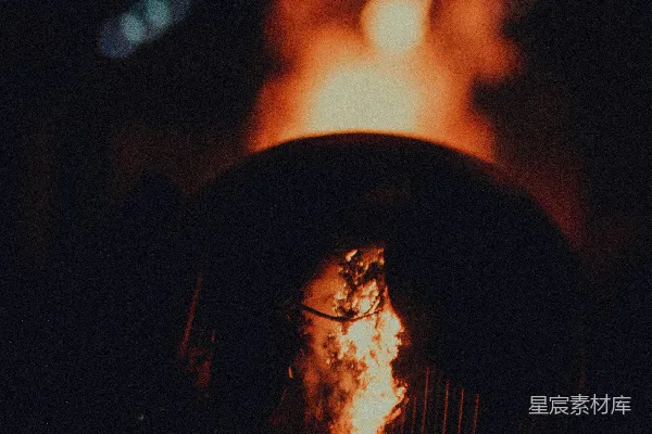 高清摄影 夜晚的篝火与剪影