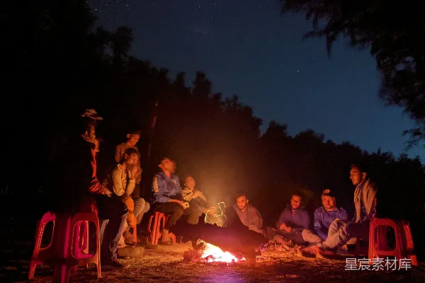高清摄影 篝火旁的夜晚聚餐