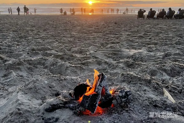 高清摄影 海滩上的篝火与夕阳