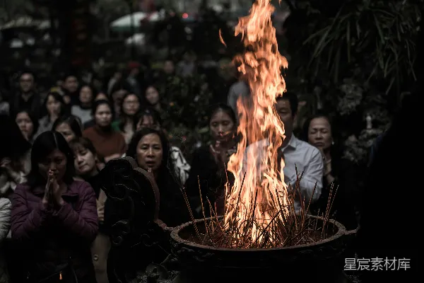 高清摄影 祭拜仪式中的香火