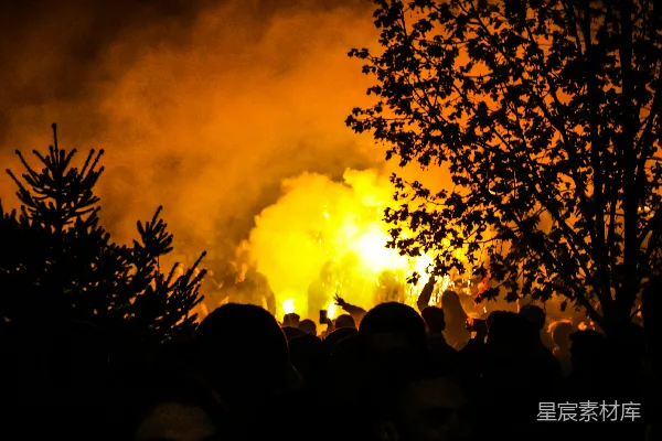 高清摄影 夜幕下的狂欢：火光中的欢乐人群