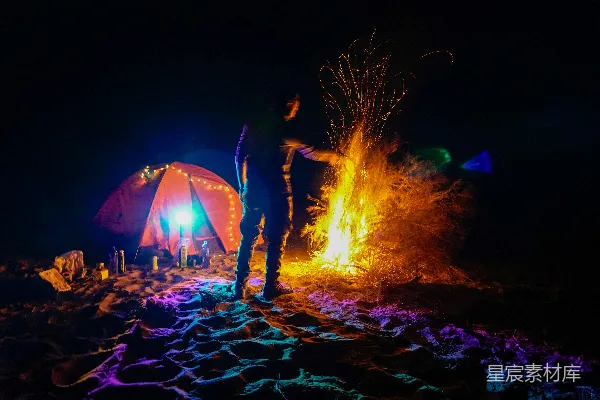 高清摄影 夜幕下的篝火与帐篷