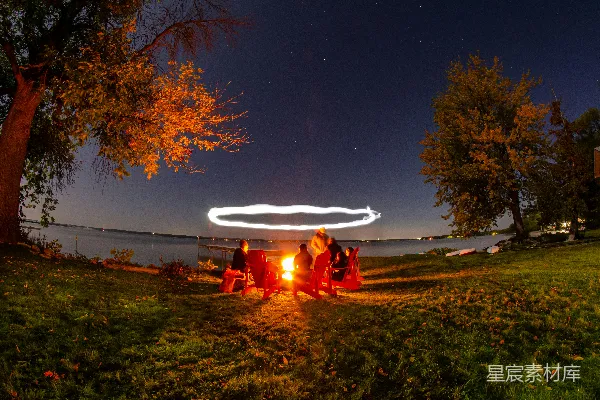 高清摄影 湖边夜晚的篝火聚会