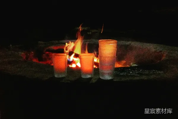 高清摄影 夜幕下的篝火与烛光