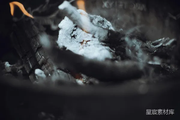 高清摄影 燃烧的木炭与灰烬