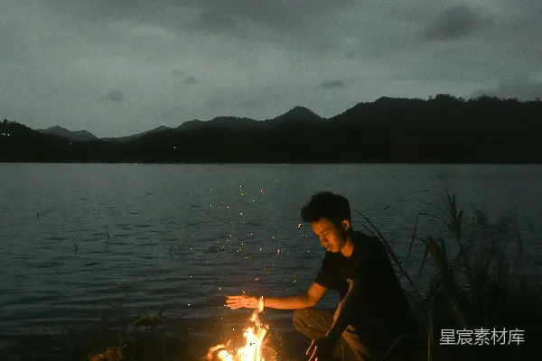 高清摄影 湖边篝火夜景