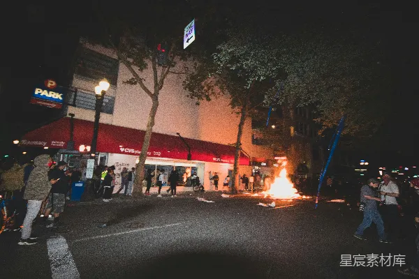 高清摄影 城市夜景中的抗议场景