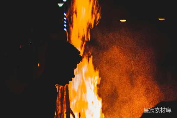 高清摄影 夜幕下的剪影：城市的灯火与孤独的灵魂