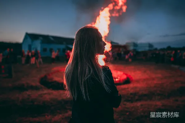 高清摄影 火光中的剪影：夜幕下的神秘时刻