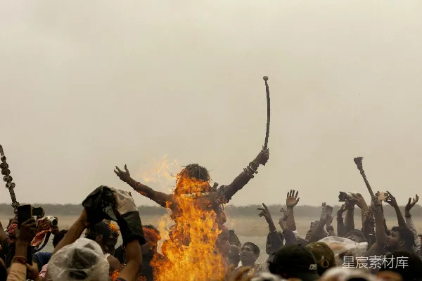 高清摄影 火中的仪式：印度教徒的神圣献祭