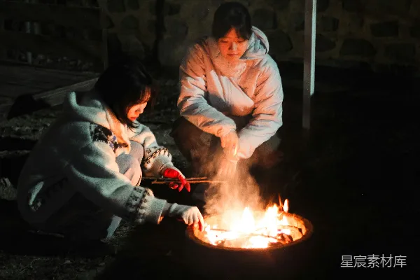 高清摄影 温馨的篝火时光