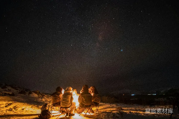高清摄影 冬夜篝火下的星空聚会