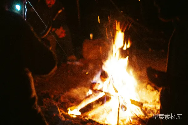 高清摄影 篝火旁的夜晚