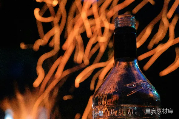 高清摄影 夜光中的酒瓶