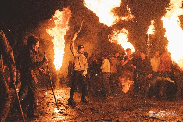 高清摄影 夜间狂欢：火光中的庆祝
