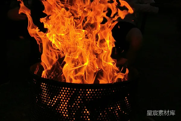 高清摄影 篝火晚会的温暖时刻
