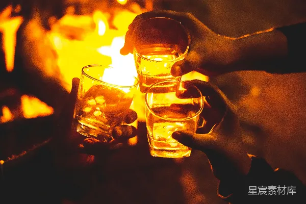 高清摄影 篝火旁的友谊时光