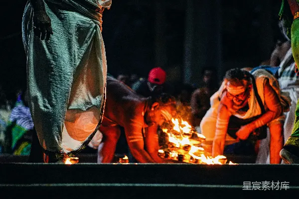高清摄影 印度教徒在圣火旁祈祷