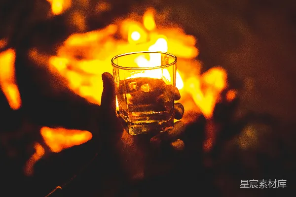 高清摄影 篝火旁的酒杯