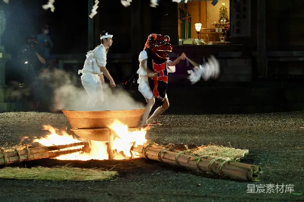 高清摄影 日本传统祭典中的火舞表演