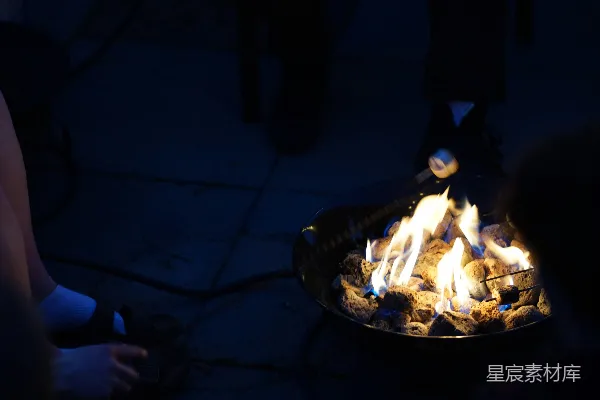 高清摄影 户外篝火聚会