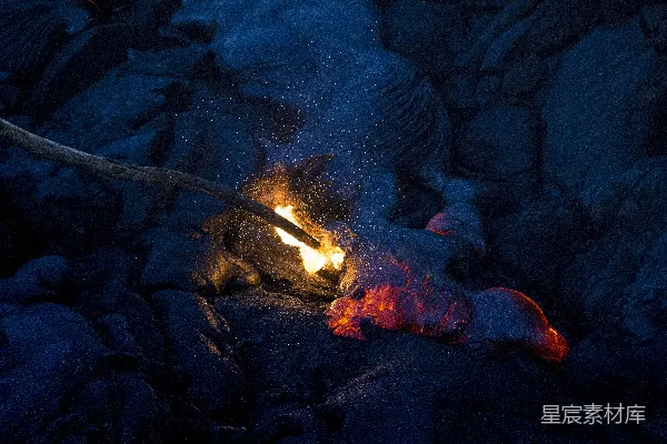 高清摄影 火山熔岩流下的夜晚