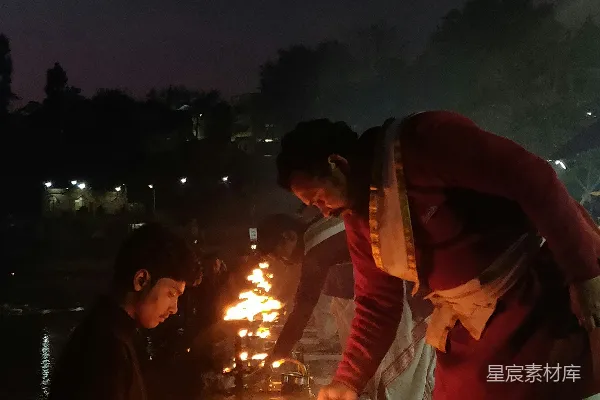 高清摄影 夜晚河边的祈祷仪式