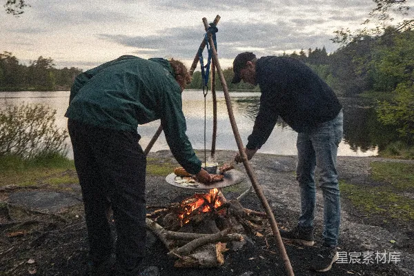 高清摄影 湖边篝火晚餐