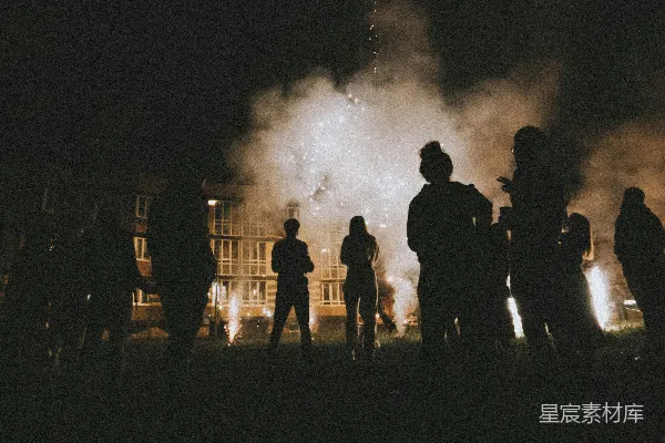 高清摄影 夜空下的烟花与剪影