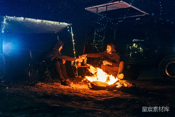 高清摄影 篝火旁的夜间露营时光