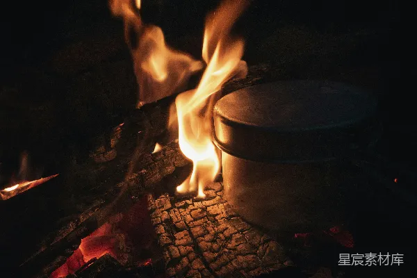 高清摄影 篝火旁的夜晚
