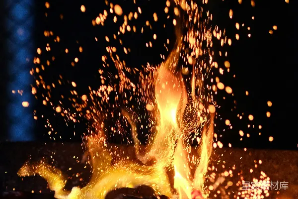 高清摄影 夜幕下的篝火与飞溅的火花