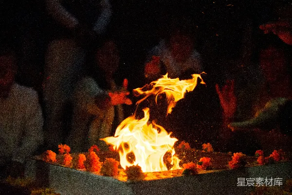高清摄影 夜幕下的火光与祈愿