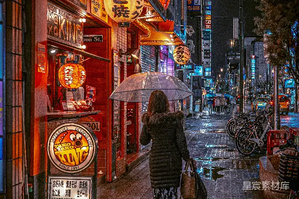 高清摄影 一个女人走在街上拿着雨伞