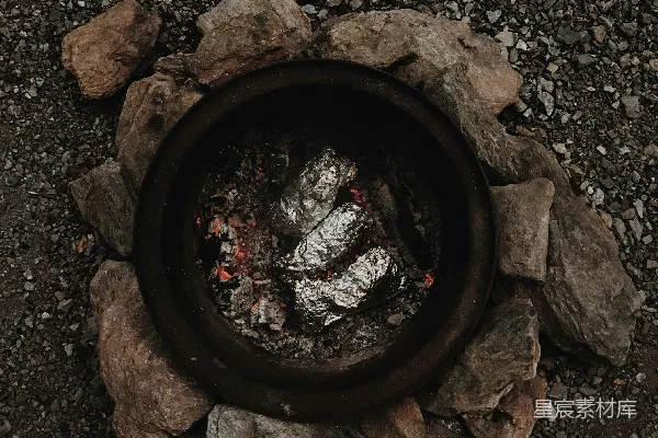 高清摄影 石制火盆中的余烬