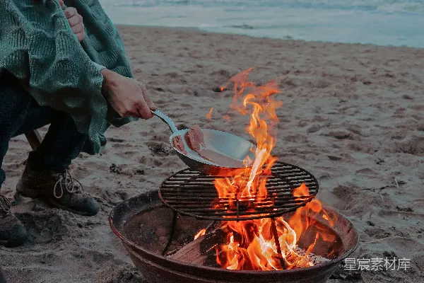 高清摄影 海滩上的篝火烧烤
