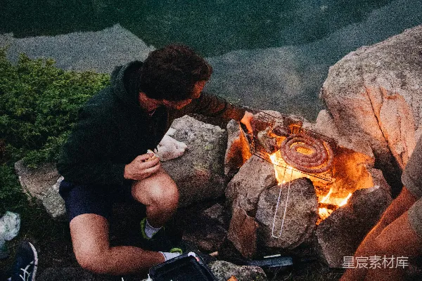 高清摄影 篝火旁的野餐时光