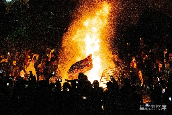 高清摄影 夜幕下的火焰与人群