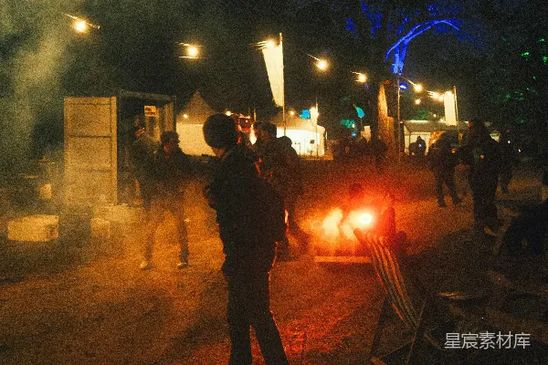 高清摄影 夜晚篝火旁的聚会