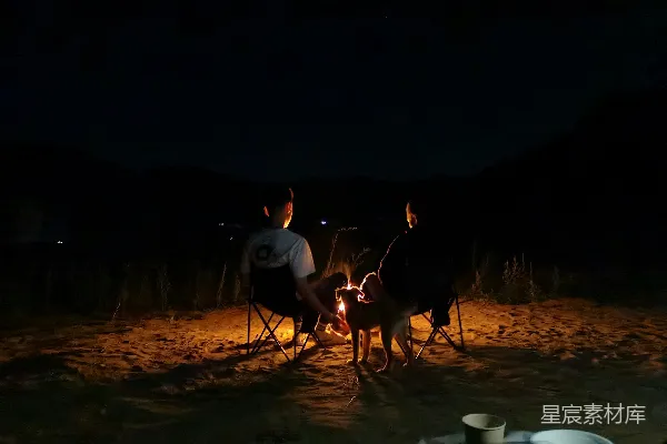 高清摄影 篝火夜话：山野间的温馨时光