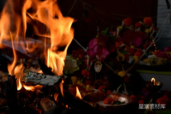 高清摄影 祭坛上的火焰与花环