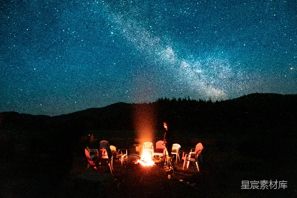 高清摄影 夜幕下的篝火与繁星