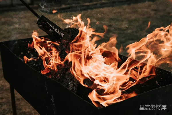 高清摄影 篝火晚会的温暖时刻