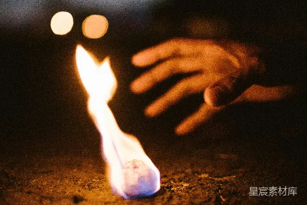 高清摄影 手与火的亲密接触