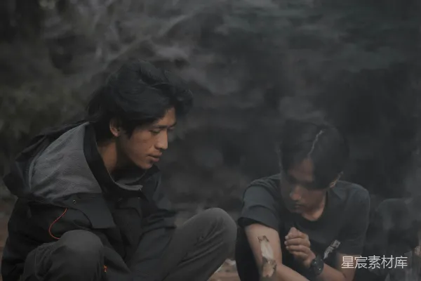 高清摄影 篝火旁的亲密时光