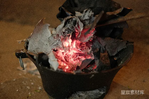 高清摄影 炭火燃烧的铁锅