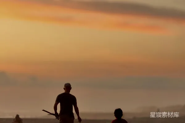 高清摄影 黄昏海滩上的篝火时光