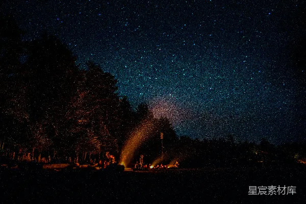 高清摄影 夏夜篝火下的星空