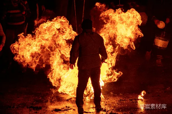 高清摄影 火中的背影